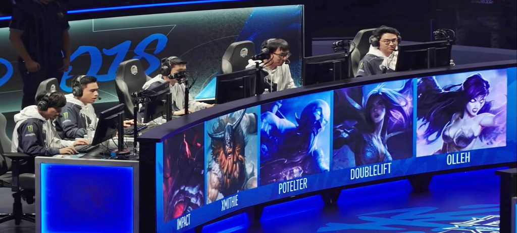 5 Gamers playing an Esports match